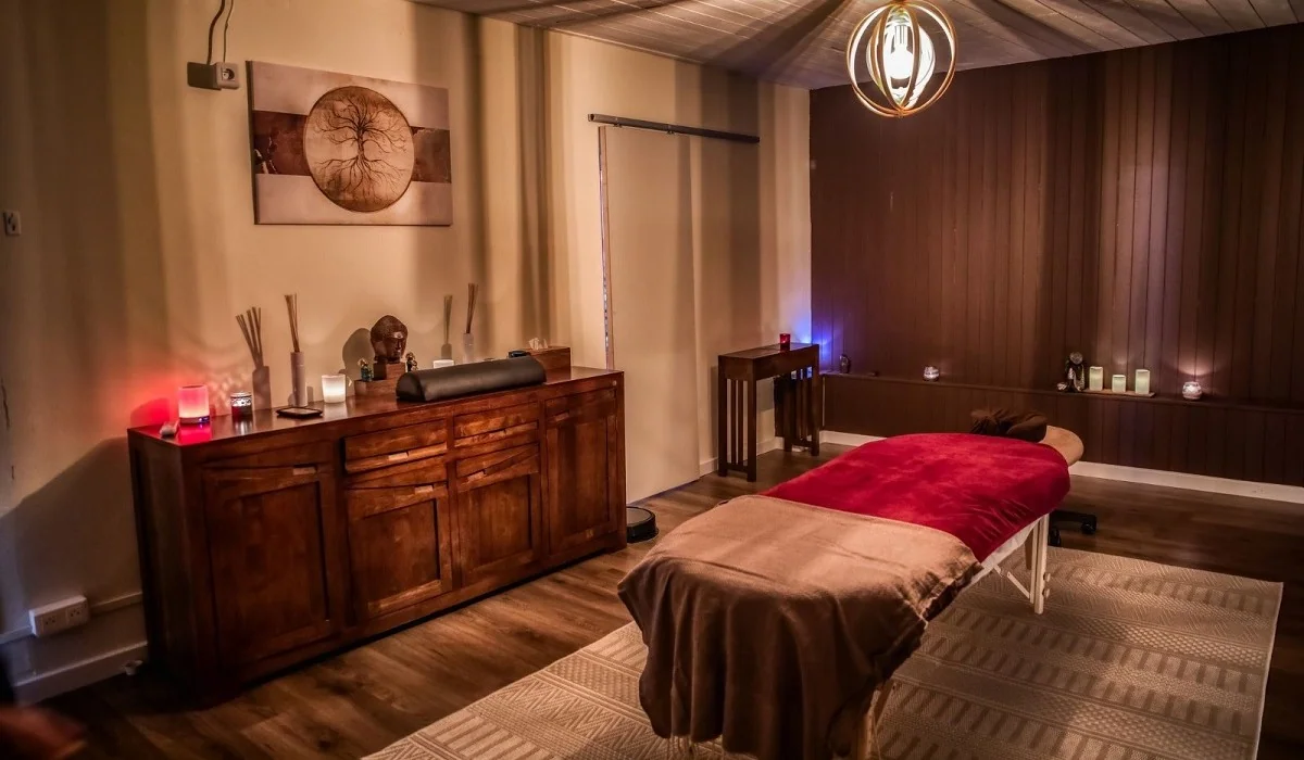 Ambiance tamisée et chaleureuse de la salle de soin du cabinet Elaia Bien-être à Toulon.